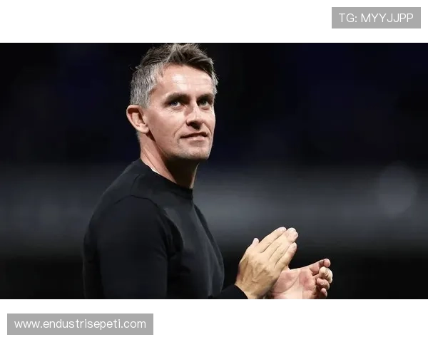 布莱顿主帅战术风格解析：高位逼抢与控球推进的融合