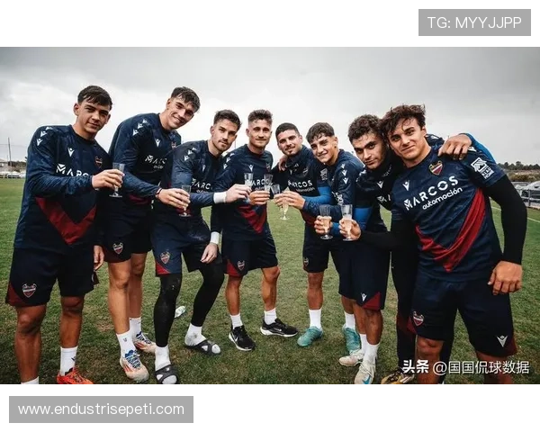 莱万特中场组织