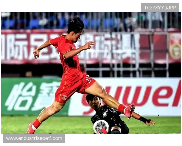 内忧外患！山东泰山争冠危机暴露，主帅战术分歧与阵容老化引发球迷热议