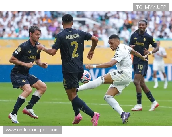 皇马进攻火力全开但体系濒临失控，球队防守表现波动对争冠稳定性带来影响